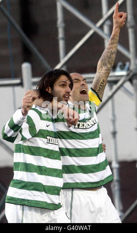 Daniel Majstanovic (à droite) du Celtic célèbre son but avec son coéquipier Georgios Samaras lors du match de la coupe d'Écosse du quatrième tour au parc Shailfield, Berwick. Banque D'Images