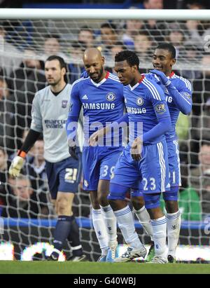 Salomon Kalou, de Chelsea (à droite) célèbre avec ses coéquipiers après avoir obtenu son score l'objectif d'ouverture Banque D'Images