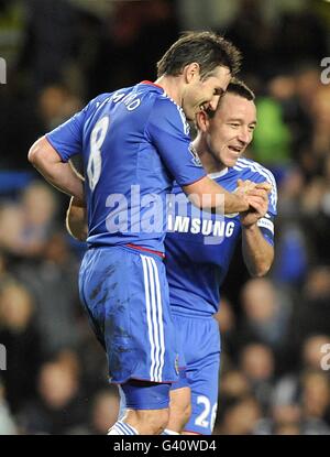 Frank Lampard, de Chelsea (à gauche), célèbre avec son coéquipier John Terry (à droite) après avoir obtenu leur septième objectif Banque D'Images