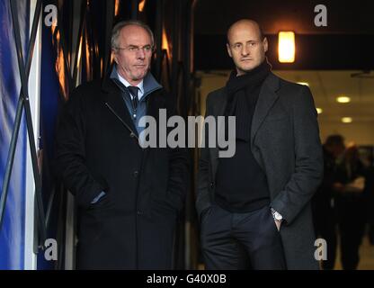 Sven Goran Eriksson, directeur de Leicester City (à gauche), discute avec Manchester City coach Attilio Lombardo (à droite) avant le match Banque D'Images