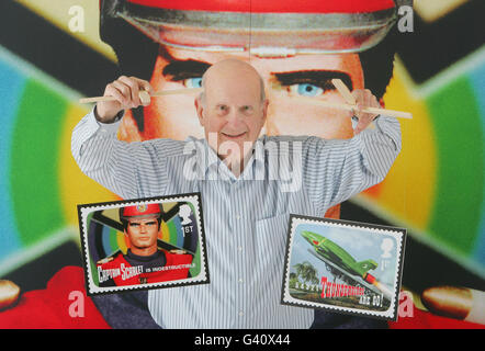 Gerry Anderson, créateur d'émissions de télévision emblématiques et cultes telles que Thunderbirds et Captain Scarlet, lance le premier numéro de timbre de Royal Mail de 2011, FAB: Le Genius de Gerry Anderson, qui est en vente le mardi 11 janvier 2011. Banque D'Images