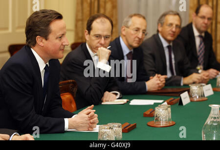 Le Premier ministre David Cameron (à gauche) lors d'une table ronde avec Li Keqiang Vice-Premier ministre du Conseil d'État de la République populaire de Chine, à Downing Street à Londres. Banque D'Images