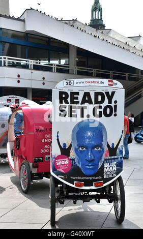 Blue Man Theatre Ready set Go à Alexanderplatz tricycle place Alexander Berlin Allemagne German Banque D'Images