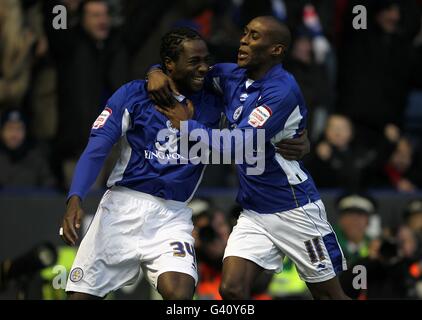 Souleymane Bamba (à gauche) de Leicester City célèbre ses premières notes But du jeu avec un coéquipier Lloyd Dyer (à droite) Banque D'Images