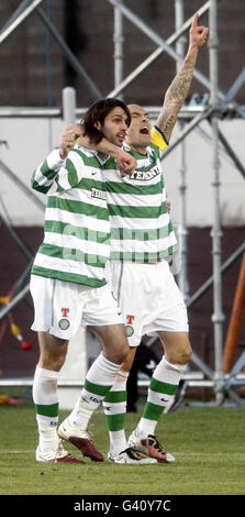 Daniel Majstanovic (à droite) du Celtic célèbre son but avec son coéquipier Georgios Samaras lors du match de la coupe d'Écosse du quatrième tour au parc Shailfield, Berwick. Banque D'Images