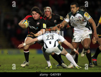 Saracens Jamie George est attaqué par Darren Allinson, de Londres Irish, lors du match de Premiership d'Aviva à Vicarage Road, Watford. Banque D'Images