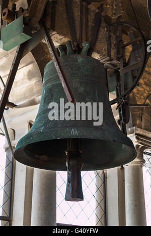 Grosse Cloche de bronze sur le dessus de la Tour de San Marco à Venise, Italie Banque D'Images