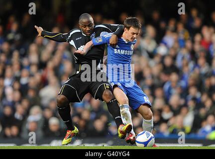 Soccer - FA Cup - troisième tour - Chelsea / Ipswich Town - Stamford Bridge.Joshua McEachran de Chelsea (à droite) et Jason Scotland d'Ipswich Town (à gauche) se battent pour le ballon Banque D'Images