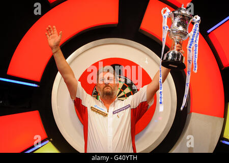 Martin Adams, en Angleterre, célèbre la victoire du BDO World Professional Darts Championship au Lakeside Complex, Surrey. Banque D'Images