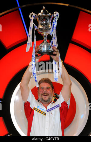 Martin Adams, en Angleterre, célèbre la victoire du BDO World Professional Darts Championship au Lakeside Complex, Surrey. Banque D'Images