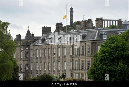 Un drapeau en berne au-dessus du palais de Holyroodhouse à Edimbourg, député travailliste après Jo Cox a été poignardé à mort dans la rue à l'extérieur de sa circonscription dans la chirurgie conseils Birstall, West Yorkshire. Banque D'Images