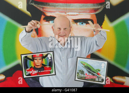 Gerry Anderson, créateur d'émissions de télévision emblématiques et cultes telles que Thunderbirds et Captain Scarlet, lance le premier numéro de timbre de Royal Mail de 2011, FAB: Le Genius de Gerry Anderson, qui est en vente le mardi 11 janvier 2011. Banque D'Images