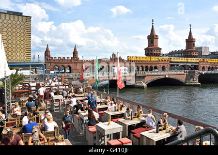 Pirates Beach Bar Pub Café Restaurant ) près de East Side Gallery du mur de Berlin Allemand par ancienne frontière Kreuzberg Allemagne ( le Mur de Berlin par la Spree et Muhlenstrasse ) Friedrichshain Oberbaumbruecke - Oberbaumbridge U-bahn Banque D'Images