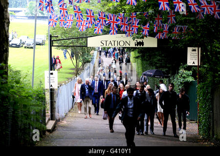 Racegoers arriver durant les quatre jours de Royal Ascot, 2016 à Ascot Racecourse. Banque D'Images