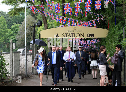 Racegoers arriver durant les quatre jours de Royal Ascot, 2016 à Ascot Racecourse. Banque D'Images