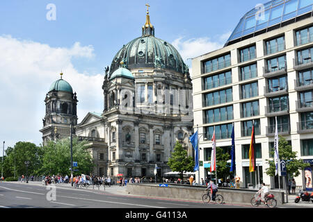 La cathédrale Berliner Dom ( ) en face du parc Lustgarten Mitte Berlin Allemagne Banque D'Images