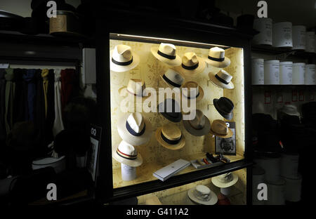 Un stand d'exposition dans la boutique Lock & Co Hatmakers, dans le centre de St James's St Londres. Banque D'Images