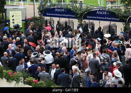 Racegoers arriver durant les quatre jours de Royal Ascot, 2016 à Ascot Racecourse. Banque D'Images