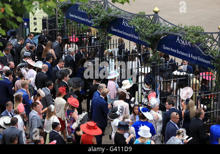 Racegoers arriver durant les quatre jours de Royal Ascot, 2016 à Ascot Racecourse. Banque D'Images