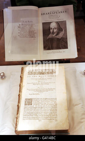 Sheila Hingley, directrice des collections patrimoniales de l'Université de Durham, détient un exemplaire du premier folio de Shakespeare 1623, dont l'original est exposé dans la vitrine, qui est exposé à la Wolfson Gallery de l'université pour la première fois depuis 12 ans. Banque D'Images