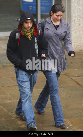 Les militants des droits des animaux Christopher Potter, 20 ans, et Maria Neal, 19 ans, tous deux originaires de Warwickshire arrivent au tribunal de la Couronne de Winchester pour être condamnés après avoir plaidé coupable de complot en vue de causer des dommages criminels en 2008 à quatre succursales de la Barclays Bank. Banque D'Images