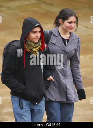 Les militants des droits des animaux Christopher Potter, 20 ans, et Maria Neal, 19 ans, tous deux originaires de Warwickshire arrivent au tribunal de la Couronne de Winchester pour être condamnés après avoir plaidé coupable de complot en vue de causer des dommages criminels en 2008 à quatre succursales de la Barclays Bank. Banque D'Images