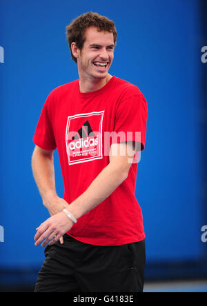 Andy Murray, en Grande-Bretagne, sourit avant une séance d'entraînement le premier jour de l'Open d'Australie de 2011 à Melbourne Park, en Australie. Banque D'Images