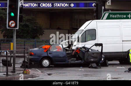 La scène d'un accident sur la A30 Great South West Road près de la station de métro Hatton Cross à l'ouest de Londres, où trois personnes ont été tuées lorsque la voiture et la camionnette ont heurté. Banque D'Images