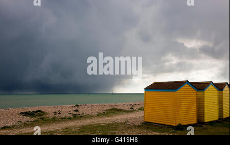 Pluie nuages sombres sur la plage de Littlehampton West Sussex Banque D'Images