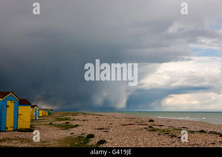 Pluie nuages sombres sur la plage de Littlehampton West Sussex Banque D'Images