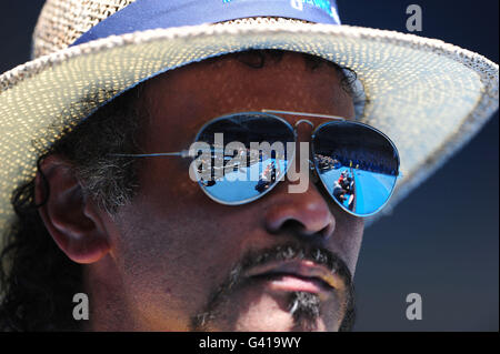 Tennis - 2011 Open d'Australie - quatrième jour - Melbourne Park.Un steward garde un oeil sur la foule pendant un brak en jeu Banque D'Images