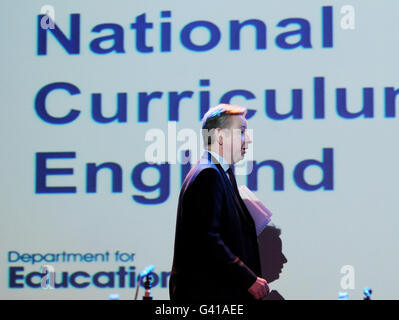 Michael Gove, secrétaire à l'éducation, s'entretient avec les élèves et les enseignants de l'école secondaire Twyford Church of England à l'ouest de Londres, où il a annoncé l'examen prévu par le gouvernement du programme d'études des écoles nationales. Banque D'Images