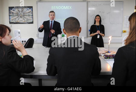 Michael Gove, secrétaire à l'éducation, participe à un cours de sciences à la Twyford Church of England High School, à l'ouest de Londres, où il a annoncé l'examen prévu par le gouvernement du programme d'études des écoles nationales. Banque D'Images