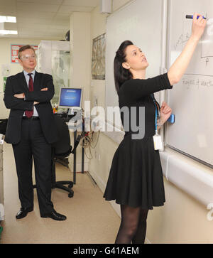 Le secrétaire à l'éducation Michael Gove participe à une expérience de classe scientifique pour étudier les réactions chimiques endothermiques et exothermiques lors de sa visite à l'école secondaire Twyford Church of England à l'ouest de Londres, où il a annoncé aujourd'hui l'examen prévu par le gouvernement du programme d'études des écoles nationales. Banque D'Images