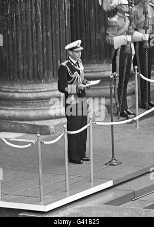 Le roi George VI fait le discours du monde sur les marches de la cathédrale Saint-Paul, dans laquelle il a ouvert le Festival de Grande-Bretagne après les services de dédicace. Banque D'Images