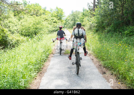 Famille,Cyclisme sur le réseau national de Cyclisme route 4,Londres à Fishguard.Here sur le chemin à travers la forêt de pins à Pembrey Country Park,pays de Galles,gallois,côte, Banque D'Images