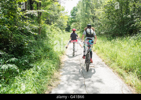 Famille,Cyclisme sur le réseau national de Cyclisme route 4,Londres à Fishguard.Here sur le chemin à travers la forêt de pins à Pembrey Country Park,pays de Galles,gallois,côte, Banque D'Images