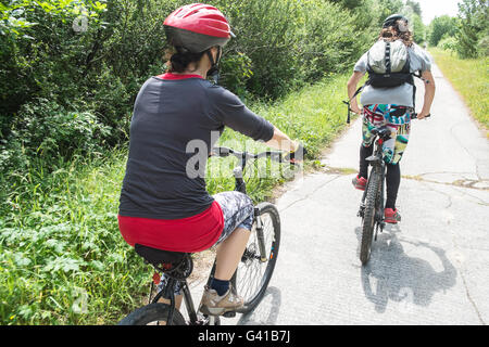 Famille,Cyclisme sur le réseau national de Cyclisme route 4,Londres à Fishguard.Here sur le chemin à travers la forêt de pins à Pembrey Country Park,pays de Galles,gallois,côte, Banque D'Images