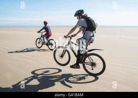 Mère,et,fils,famille,sur,montagne,vélos,Cyclisme le long d'une partie de la plage vide de 8 km de long Pembrey Sands sur un dimanche ensoleillé en juin. Carmarthenshire, pays de Galles Banque D'Images