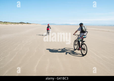 Mère,et,fils,famille,sur,montagne,vélos,Cyclisme le long d'une partie de la plage vide de 8 km de long Pembrey Sands sur un dimanche ensoleillé en juin. Carmarthenshire, pays de Galles Banque D'Images