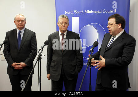 Taoiseach Brian Cowen (à droite), le premier ministre Peter Robinson (au centre) et le premier ministre adjoint Martin McGuinness lors d'une réunion du Conseil ministériel Nord-Sud à Armagh. Banque D'Images