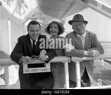 L'acteur américain Jack Lemmon et le réalisateur américain Billy Wilder, avec sa femme Audrey Young, à bord du paquebot américain SS United States, arrivent à Southampton.Ils sont ici pour promouvoir le dernier film de Wilder « un peu comme il chaud », en Grande-Bretagne. Banque D'Images