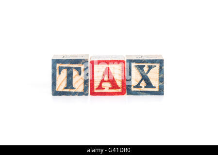 Photo d'un alphabet blocks spelling isoler l'impôt sur fond blanc Banque D'Images