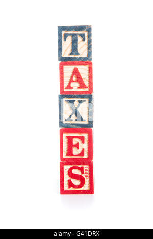 Photo d'un alphabet blocks spelling TAXS isoler sur fond blanc Banque D'Images