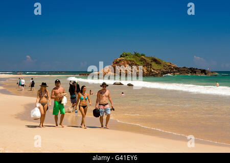 Sri Lanka, Mirissa beach, les touristes marchant à côté mer Banque D'Images