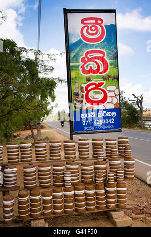 Sri Lanka, Weligatta, buffalo curd stall à côté de route A2 à Hambantota, publicité avec des pots de lait caillé Banque D'Images