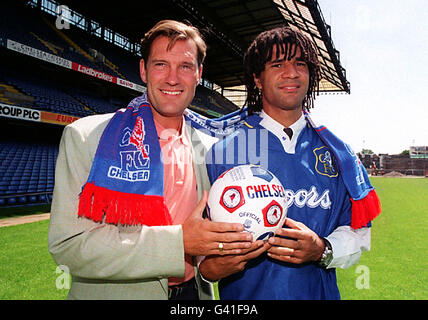 PAP 20: LONDRES: 23.06.95: Glenn Hoddle, directeur de Chelsea (à gauche) avec sa nouvelle signature, Ruud Gullit international néerlandais, 32, au Stamford Bridge, à Londres aujourd'hui (vendredi). Gullit signe sur un transfert gratuit de Sampdoria officiellement le 1er juillet et gagnera environ 1.6 millions sur deux ans. Le club a également signé Mark Hughes de Manchester United pour 1.5 millions. Voir PA Story FOOTBALL Hughes. Photo de Tony Harris/PA. gm Banque D'Images