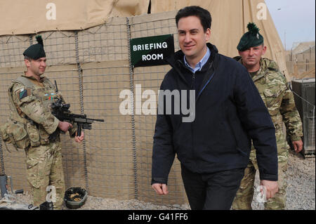 Le chef du travail, Ed Miliband, à la base d’opérations de Shawqat Forward dans la province d’Helmand en Afghanistan, aujourd’hui, où il a rencontré des soldats britanniques lors de sa visite au pays. Banque D'Images