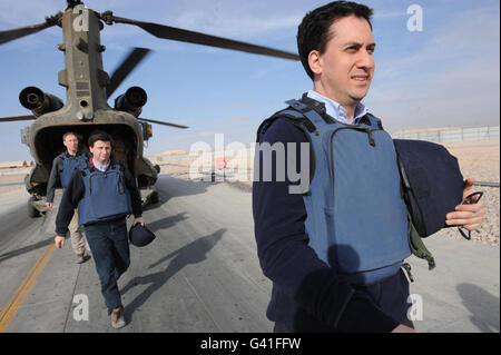 Le chef du travail Ed Miliband revient au Camp Bastion dans la province de Helmand avec le secrétaire de la Défense fantôme Jim Murphy (à l'extrême gauche) et le Shadow Foreign Affairs Douglas Alexander (au centre) après avoir visité la base opérationnelle de Shawqat Forward et le centre de formation de la police de Lashkar Gah. Banque D'Images