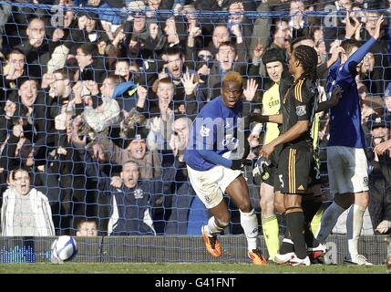 Louis Saha (à gauche) d'Everton célèbre après avoir marquant le premier but Du jeu comme le gardien de but de Chelsea Petr Cech (au centre) se tient rejeté Banque D'Images